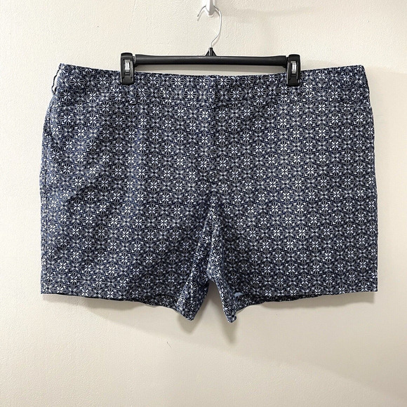Lands' End Pants - Lands End 24W Mid Rise Shorts Blue Medallion Floral Pockets Women Stretch Cotton